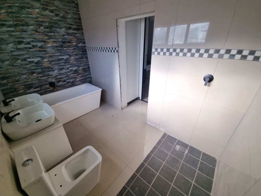5 Bedroom Property for Sale in Melodie North West